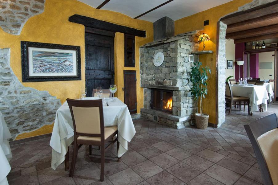 Pensjonat Trattoria Del Bivio Cerretto Langhe Zewnętrze zdjęcie